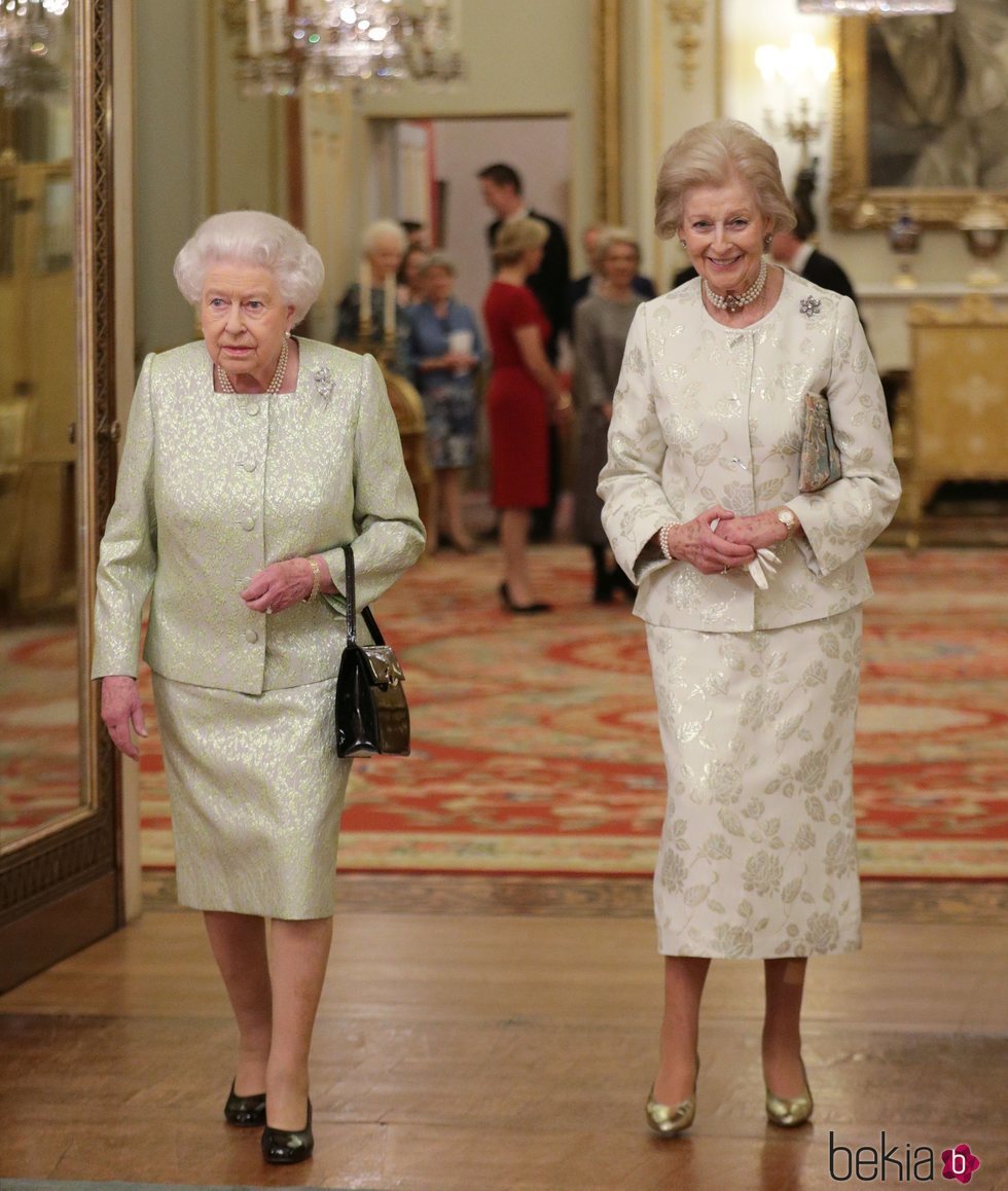 Isabel II y Alexandra de Kent en un acto conmemorativo en el Palacio de Buckingham