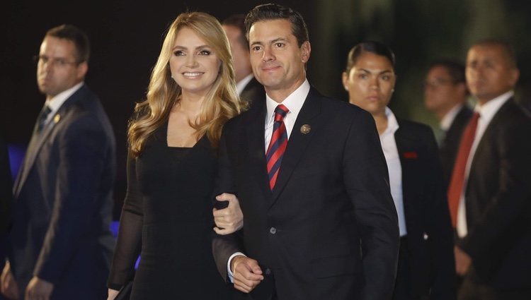 Enrique Peña Nieto junto Angélica Rivera