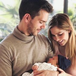 Natalia Sánchez y Marc Clotet celebran el primer mes de vida de su hija Lia