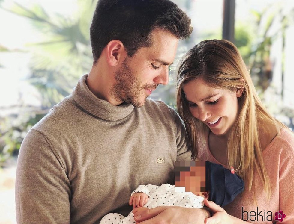 Natalia Sánchez y Marc Clotet celebran el primer mes de vida de su hija Lia