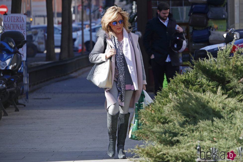 Lydia Lozano paseando por las calles de Madrid