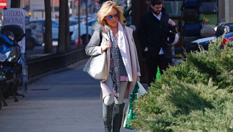 Lydia Lozano paseando por las calles de Madrid