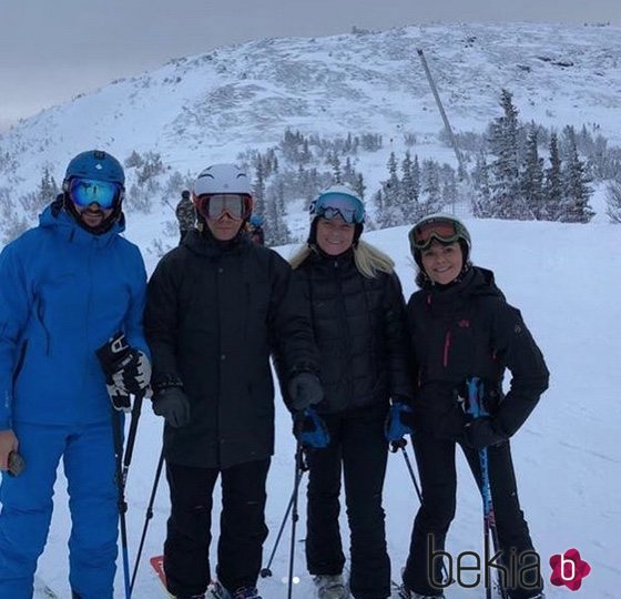 Los Príncipes Victoria y Daniel y los Príncipes Haakon y Mette-Marit esquiando en Suecia