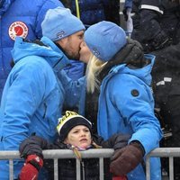 Los Príncipes Haakon y Mette-Marit de Noruega besándose con Estela de Suecia delante de ellos