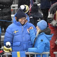 La Princesa Mette-Marit de Noruega hablando con el Príncipe Daniel de Suecia en la nieve