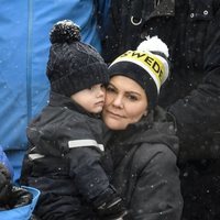 La Princesa Victoria de Suecia con su hijo el Príncipe Óscar en la nieve