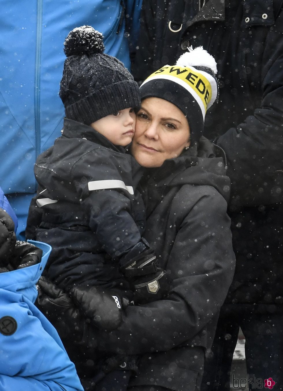 La Princesa Victoria de Suecia con su hijo el Príncipe Óscar en la nieve