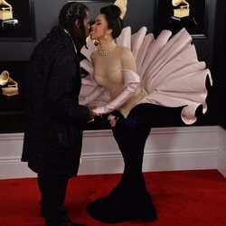 Cardi B y Offset juntando sus lenguas en la alfombra roja de los Grammy 2019