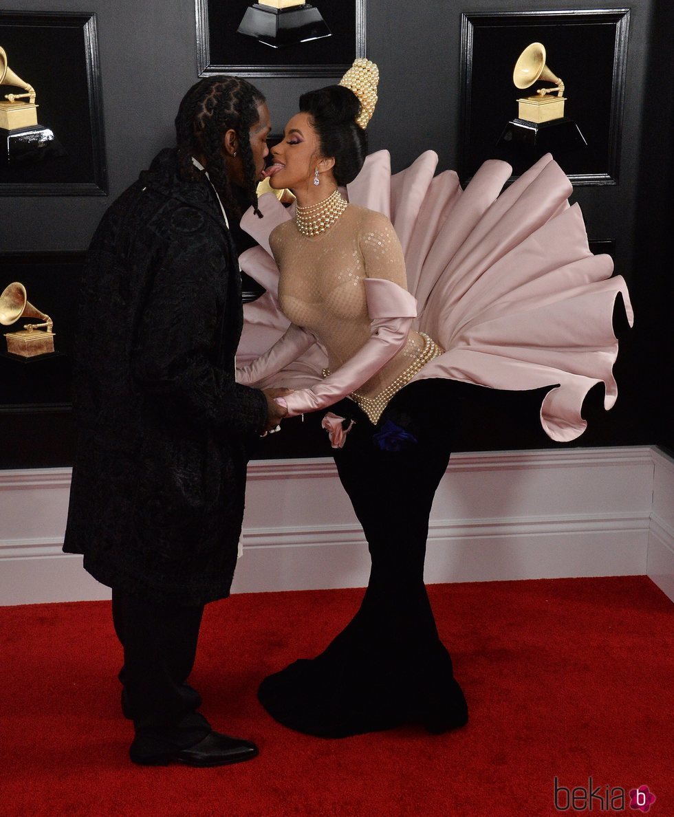 Cardi B y Offset juntando sus lenguas en la alfombra roja de los Grammy 2019