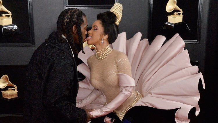 Cardi B y Offset juntando sus lenguas en la alfombra roja de los Grammy 2019