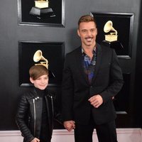 Ricky Martin con su hijo Matteo en la alfombra roja de los Grammy 2019