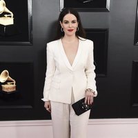 Emily Hampshire en la alfombra roja de los Grammy 2019