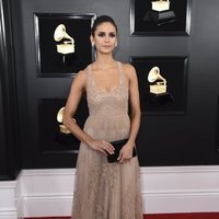 Nina Dobrev en la alfombra roja de los Grammy 2019