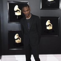 Travis Scott en la alfombra roja de los Grammy 2019