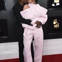 Travis Scott y Kylie Jenner besándose en la alfombra roja de los Grammy 2019