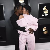 Travis Scott y Kylie Jenner besándose en la alfombra roja de los Grammy 2019