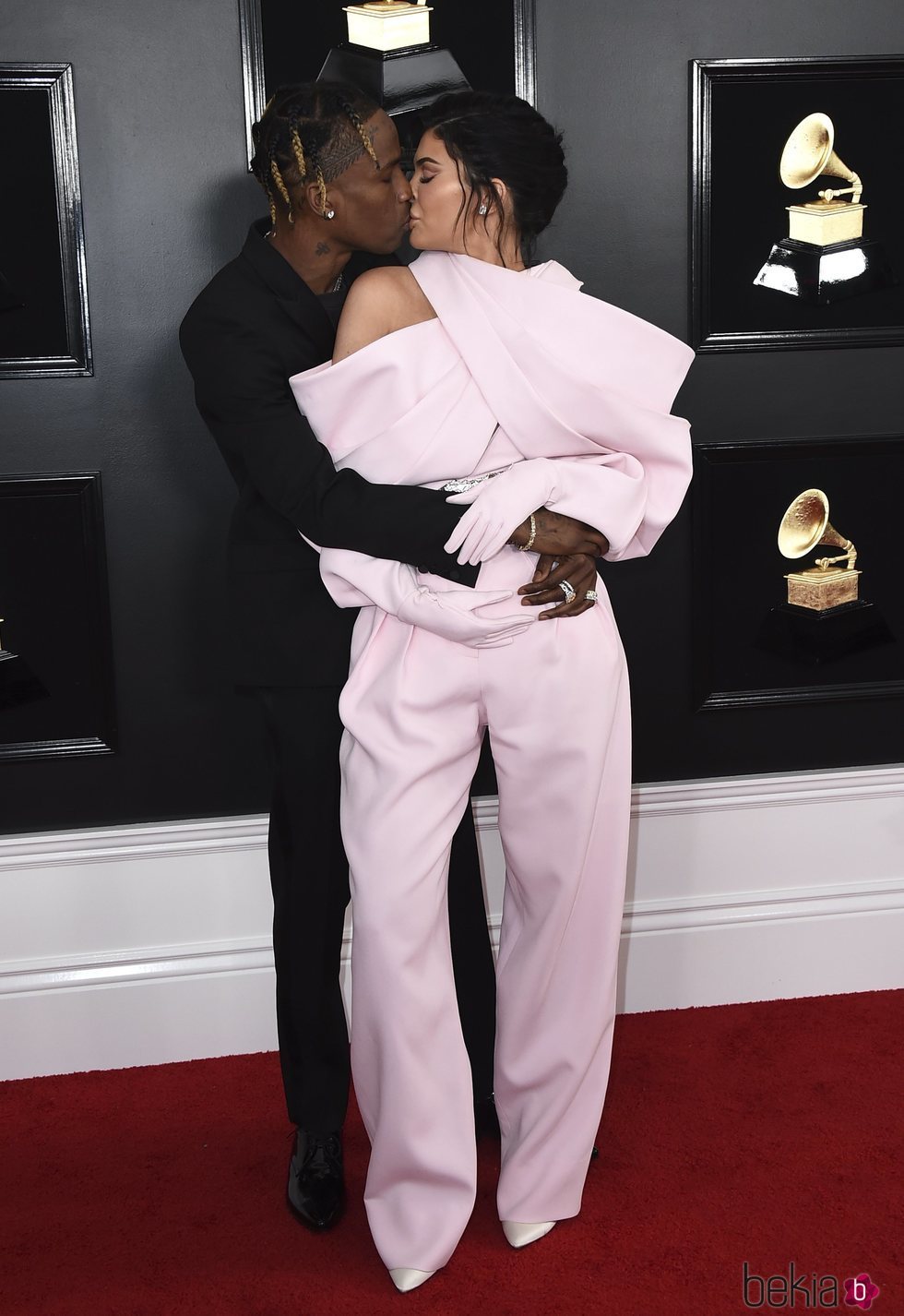 Travis Scott y Kylie Jenner besándose en la alfombra roja de los Grammy 2019