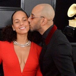 Swizz Beatz besando en la mejilla a Alicia Keys en la alfombra roja de los Grammy 2019