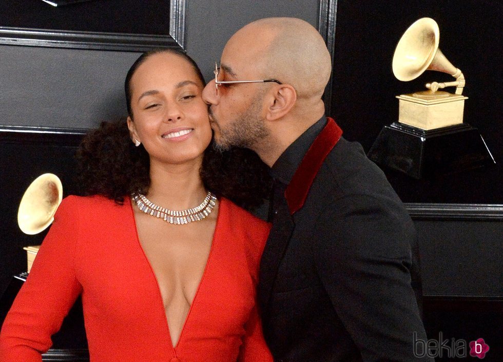 Swizz Beatz besando en la mejilla a Alicia Keys en la alfombra roja de los Grammy 2019