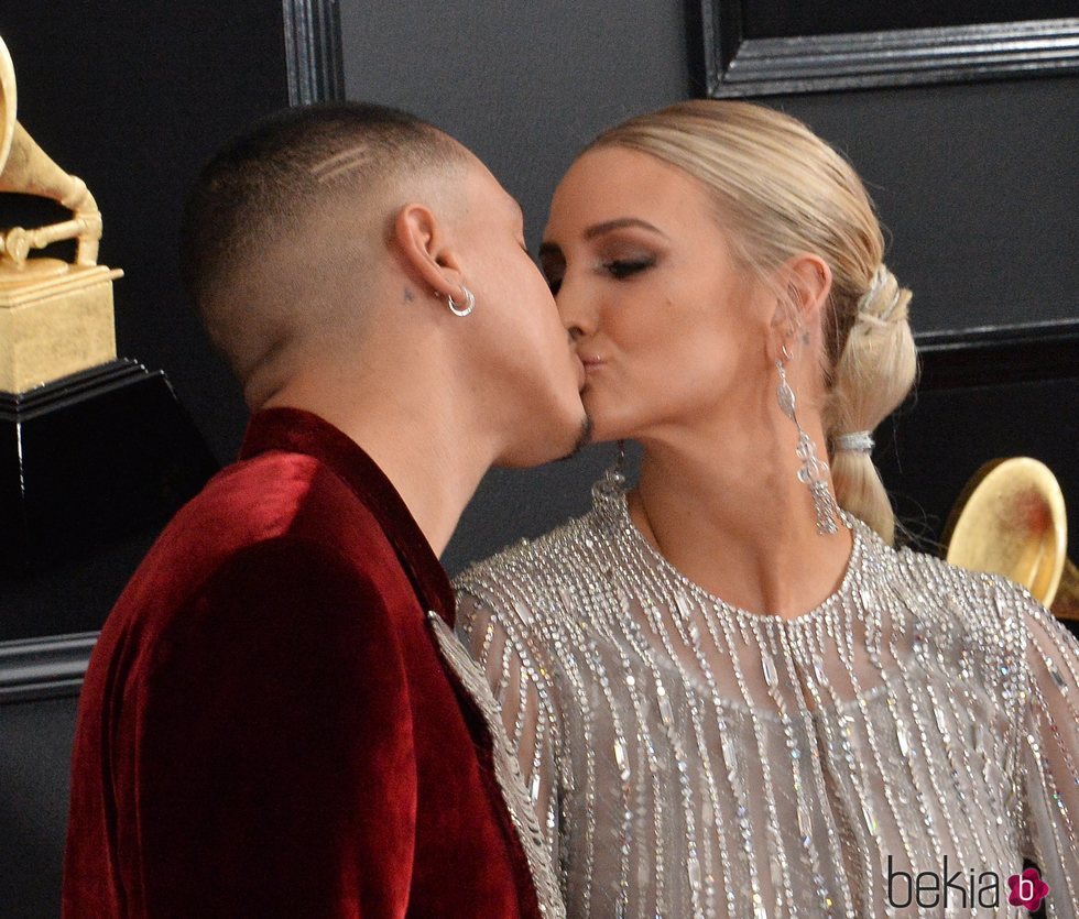 Ashlee Simpson y Evan Ross besándose en la alfombra roja de los Grammy 2019