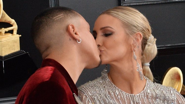 Ashlee Simpson y Evan Ross besándose en la alfombra roja de los Grammy 2019