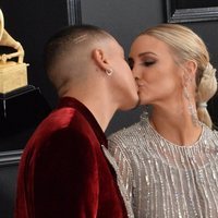 Ashlee Simpson y Evan Ross besándose en la alfombra roja de los Grammy 2019