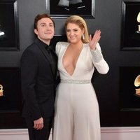 Meghan Trainor y Daryl Sabara en la alfombra roja de los Grammy 2019