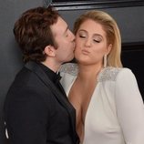 Daryl Sabara besando a Meghan Trainor en la alfombra roja de los Grammy 2019