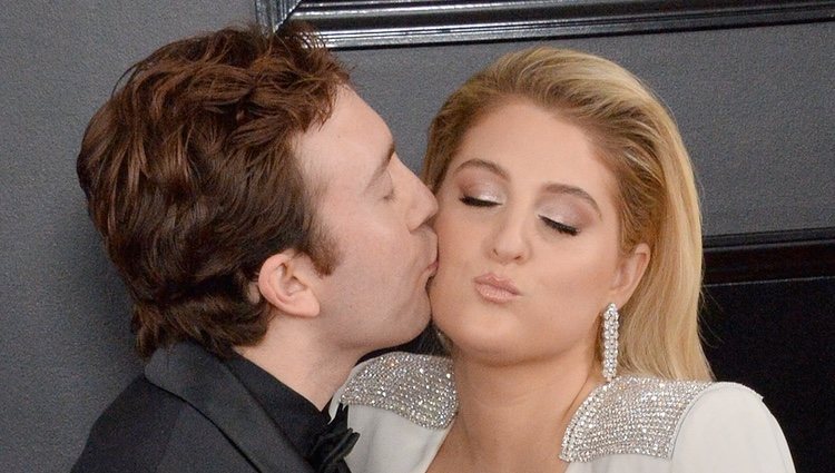 Daryl Sabara besando a Meghan Trainor en la alfombra roja de los Grammy 2019