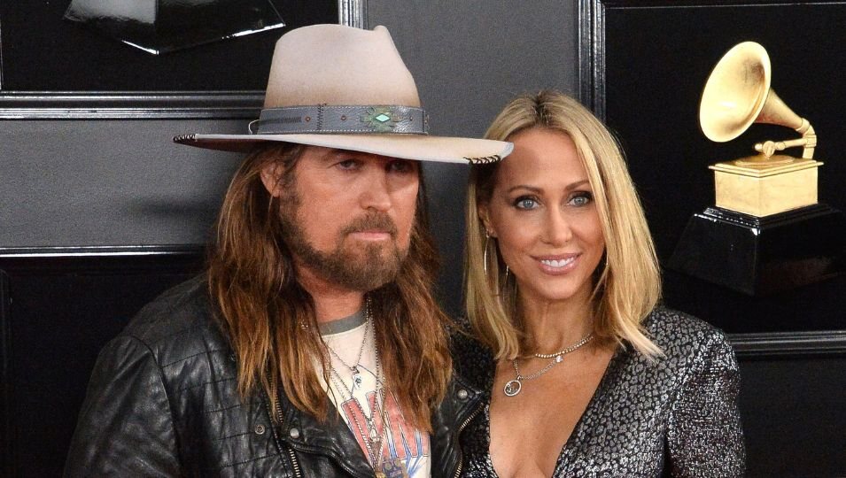 Billy Ray Cyrus y Tish Cyrus en la alfombra roja de los Grammy 2019