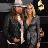 Billy Ray Cyrus y Tish Cyrus en la alfombra roja de los Grammy 2019