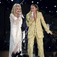 Miley Cyrus con Dolly Parton durante su actuación en los Grammy 2019