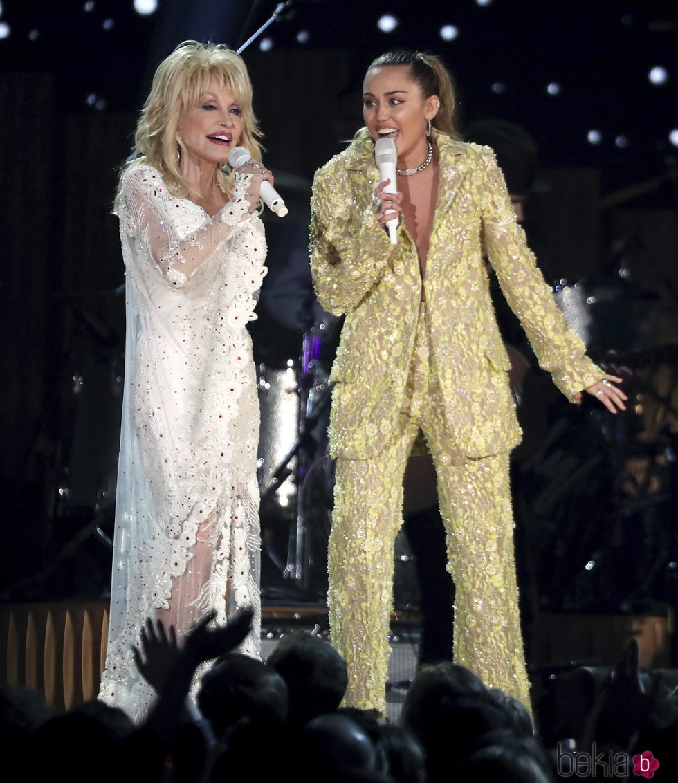 Miley Cyrus con Dolly Parton durante su actuación en los Grammy 2019