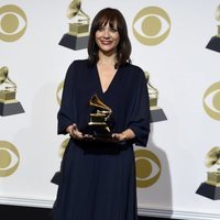 Rashida Jones con su galardón en los Grammy 2019