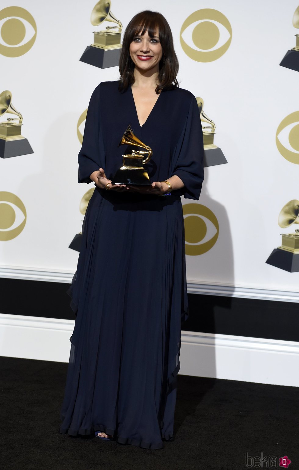 Rashida Jones con su galardón en los Grammy 2019