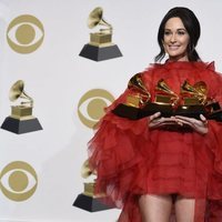 Kacey Musgraves con sus cuatro galardones en los Grammy 2019