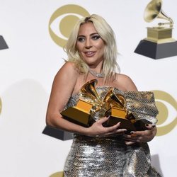 Lady Gaga con sus tres galardones en los Grammy 2019