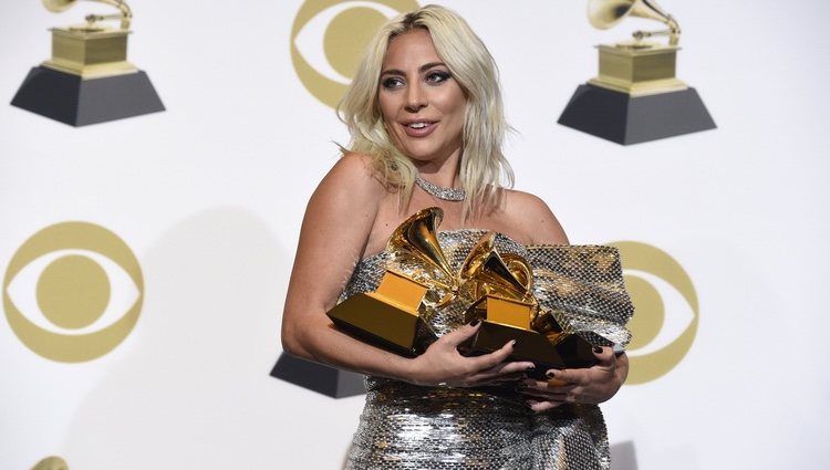 Lady Gaga con sus tres galardones en los Grammy 2019