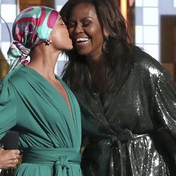 Alicia Keys besa Michelle Obama en los Grammy 2019