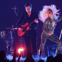 Lady Gaga y Mark Ronson durante su actuación en los Grammy 2019