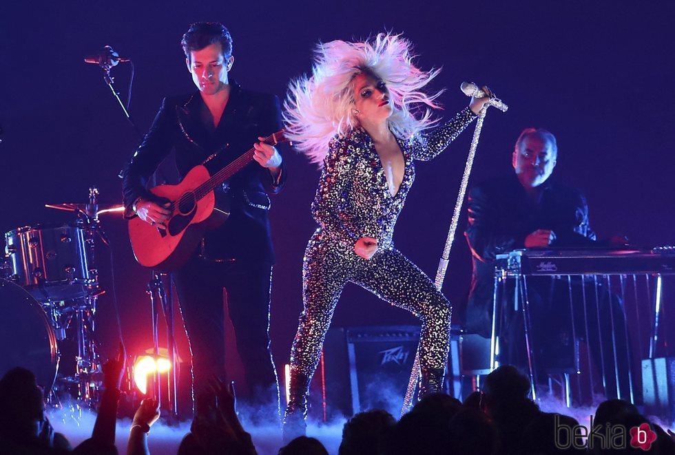 Lady Gaga y Mark Ronson durante su actuación en los Grammy 2019