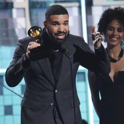 Drake recogiendo un galardón en los Grammy 2019