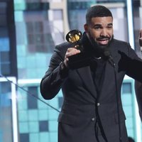 Drake recogiendo un galardón en los Grammy 2019