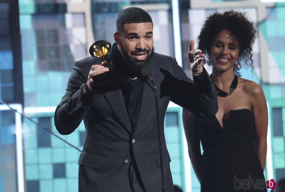 Drake recogiendo un galardón en los Grammy 2019