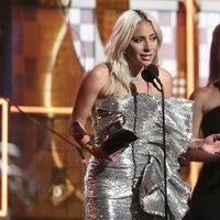 Lady Gaga da un discurso tras recibir un Grammy 2019