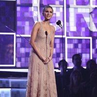 Nina Dobrev entregando uno de los premios de los Grammy 2019