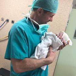 Diego Simeone sostiene en brazos a su hija Valentina recién nacida