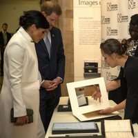 El Príncipe Harry y Meghan Markle durante su visita al Museo de Historia Natural de Londres