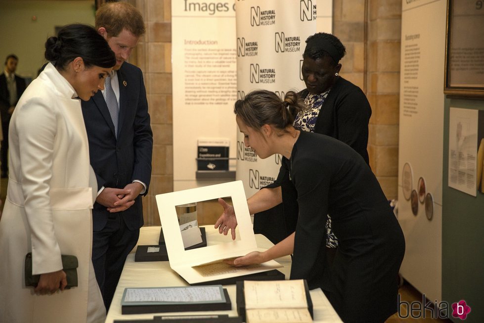 El Príncipe Harry y Meghan Markle durante su visita al Museo de Historia Natural de Londres