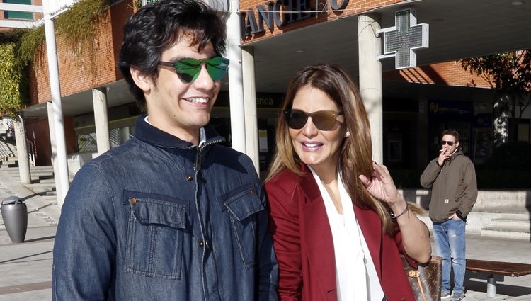 Ivonne Reyes y su hijo en los juzgados de Alcobendas